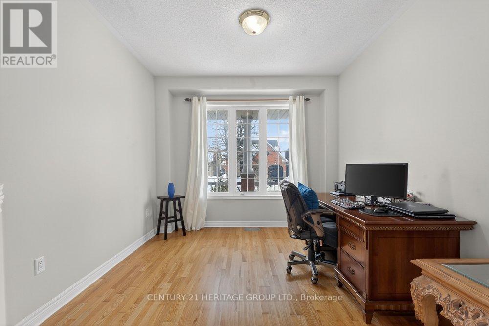 30 O'hara Crescent, Richmond Hill, Ontario  L4E 4L3 - Photo 4 - N12725228