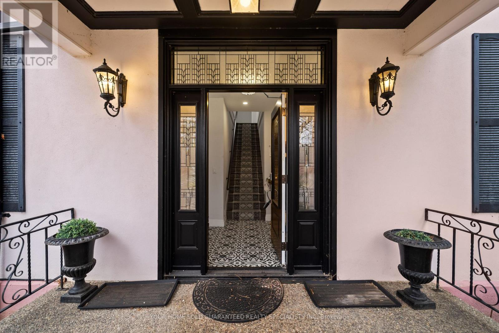 2014 Edinburg Drive, Burlington, Ontario  L7R 2C9 - Photo 3 - W12723608