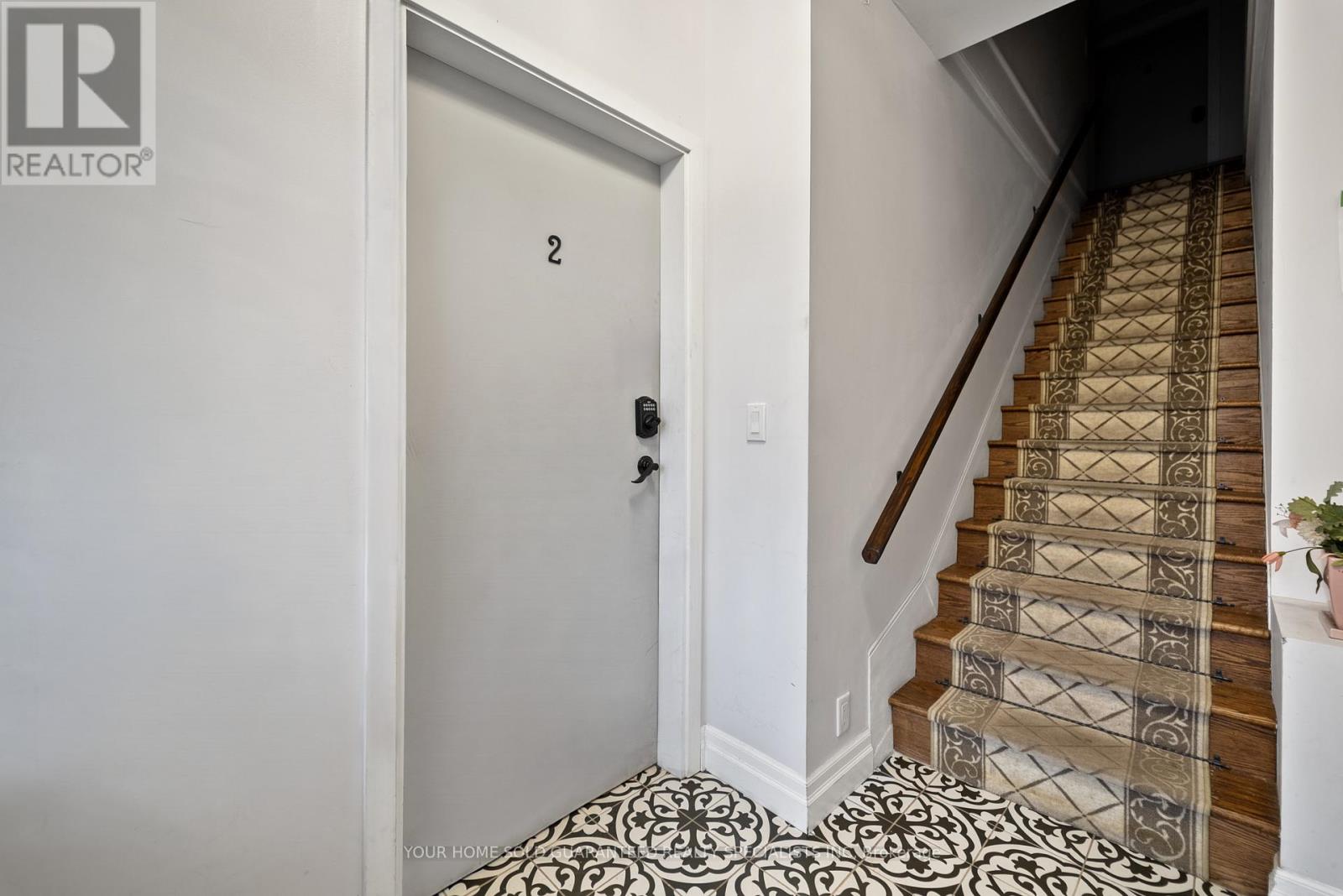 2014 Edinburg Drive, Burlington, Ontario  L7R 2C9 - Photo 4 - W12723608