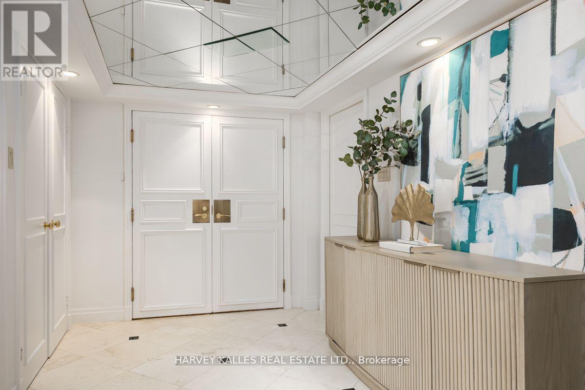 2103 - 1166 Bay Street, Toronto, Ontario  M5S 2X8 - Photo 2 - C12725472