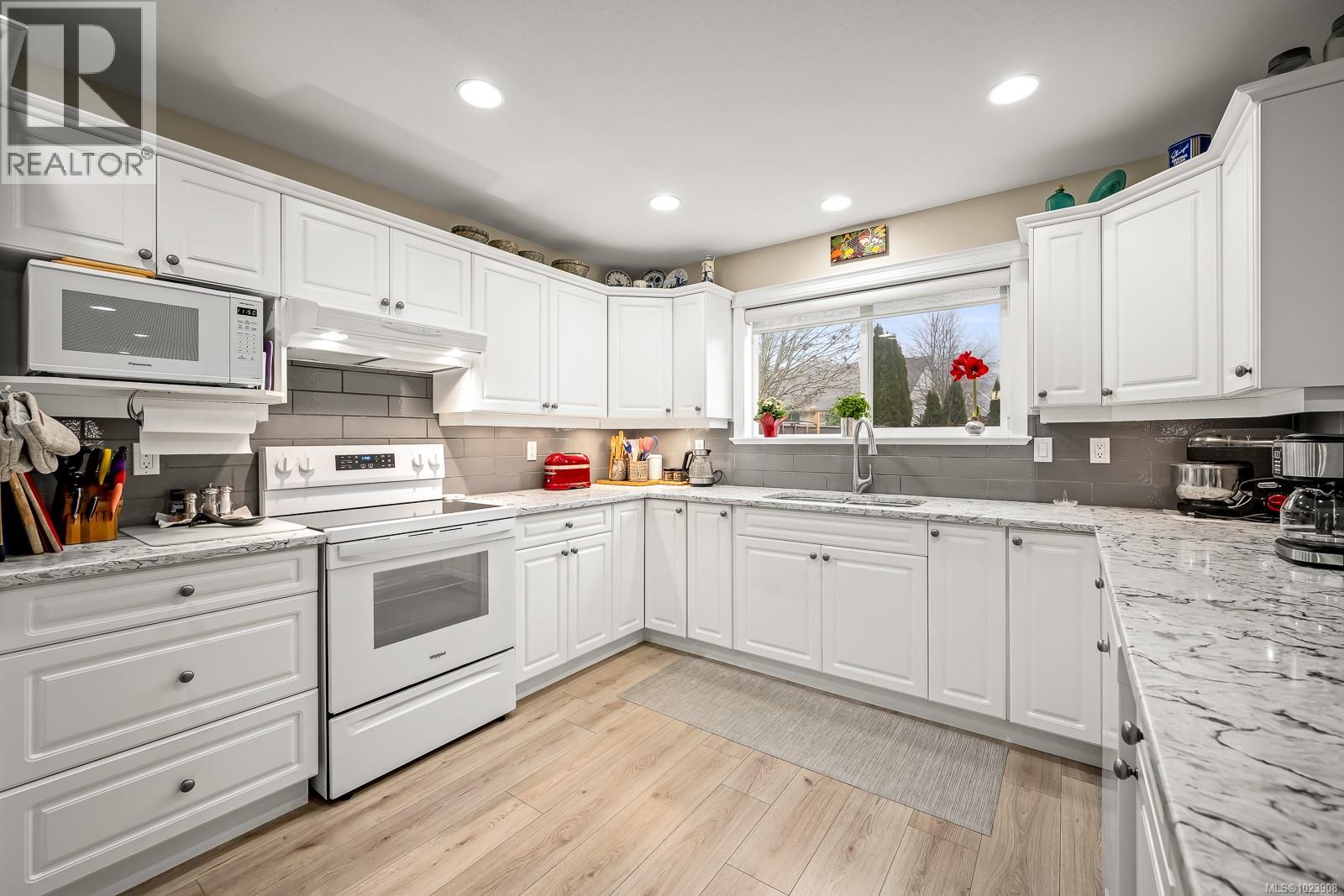 2480 Kinross Pl, Courtenay, British Columbia  V9N 1Y2 - Photo 2 - 1023908