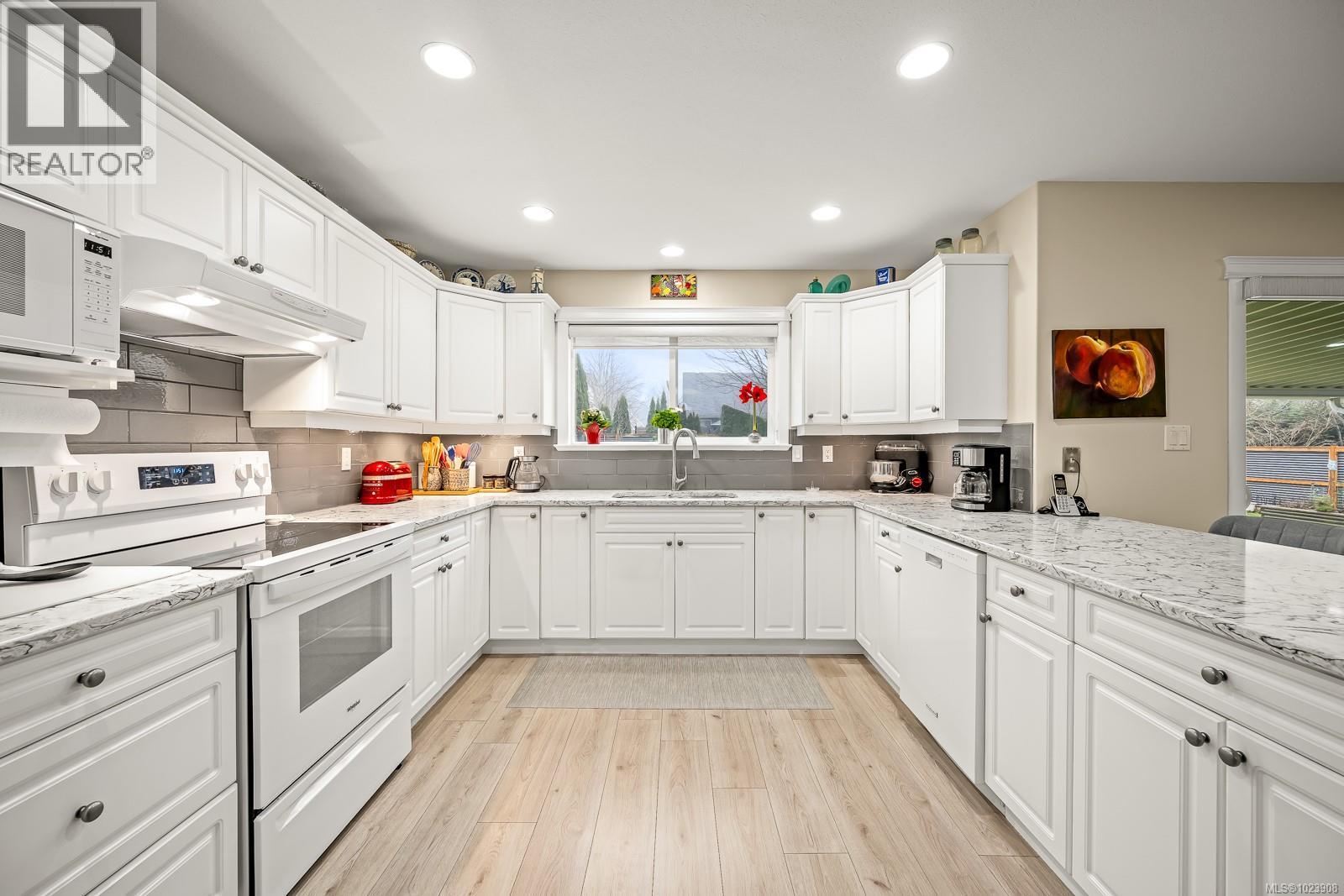 2480 Kinross Pl, Courtenay, British Columbia  V9N 1Y2 - Photo 4 - 1023908