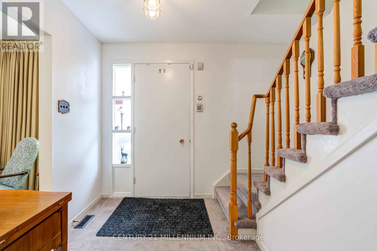 2 Durham Crescent, Brampton, Ontario  L6T 2X6 - Photo 5 - W12725370