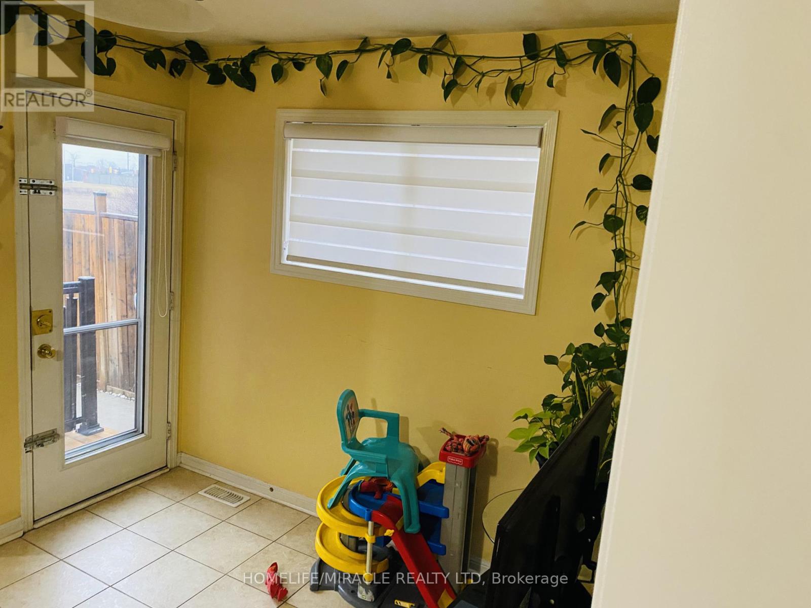 72 Coachlight Crescent, Brampton, Ontario  L6P 2Y8 - Photo 5 - W12725462