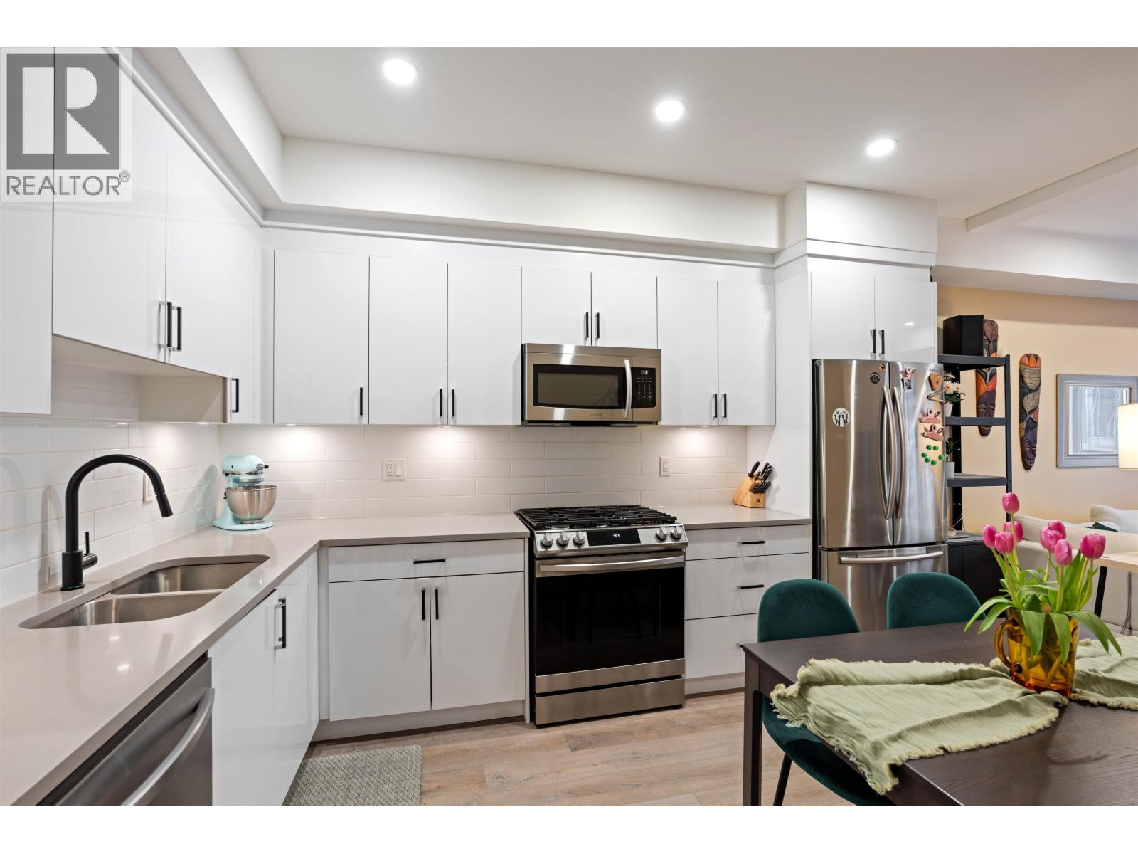 213 37808 Third Avenue, Squamish, British Columbia  V8B 1B9 - Photo 1 - R3082627