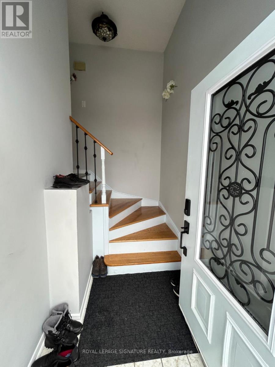 Upper - 50 Flagstick Court, Toronto, Ontario  M3J 3B8 - Photo 3 - W12724964