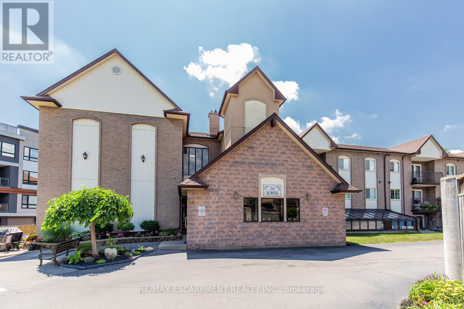 110 - 20 John Street, Grimsby, Ontario  L3M 1X5 - Photo 2 - X12725550