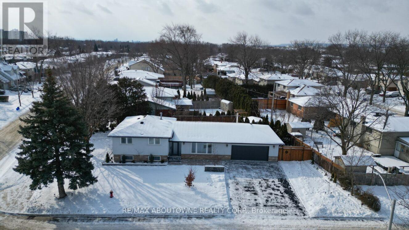 626 Cape Avenue, Burlington, Ontario  L7L 4M6 - Photo 2 - W12722618