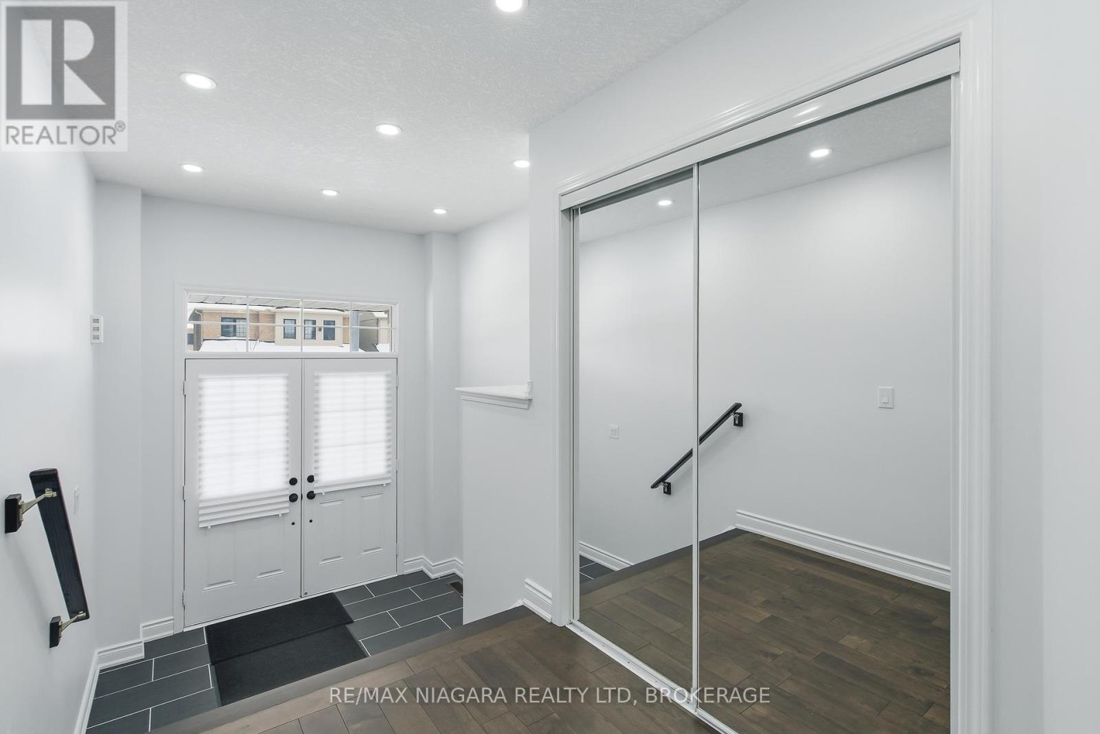 8139 Buckeye Crescent, Niagara Falls, Ontario  L2H 2Y6 - Photo 4 - X12725792