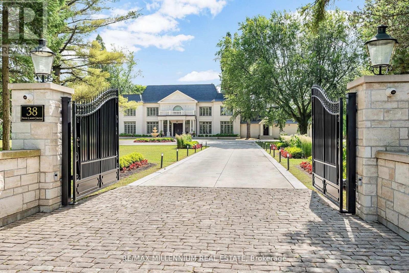 38 PARK LANE CIRCLE, Toronto, Ontario