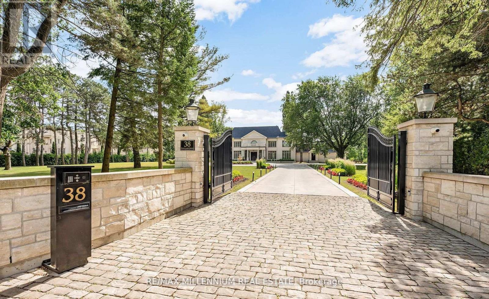 38 Park Lane Circle, Toronto, Ontario  M3C 2N2 - Photo 3 - C12725852