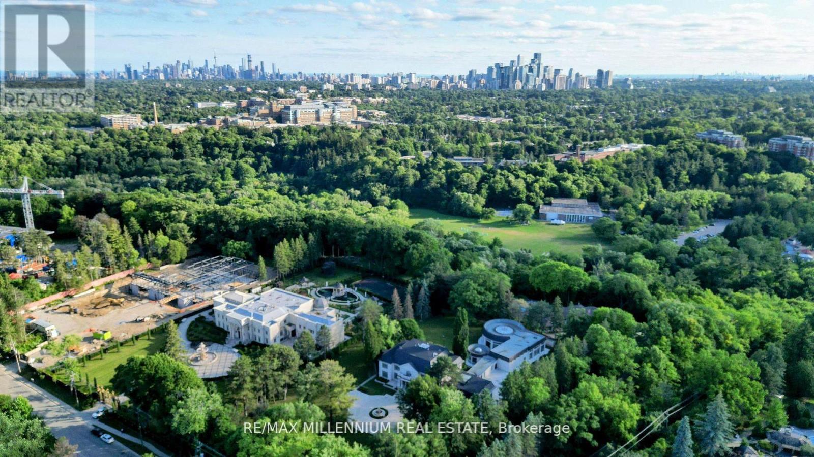 38 Park Lane Circle, Toronto, Ontario  M3C 2N2 - Photo 4 - C12725852