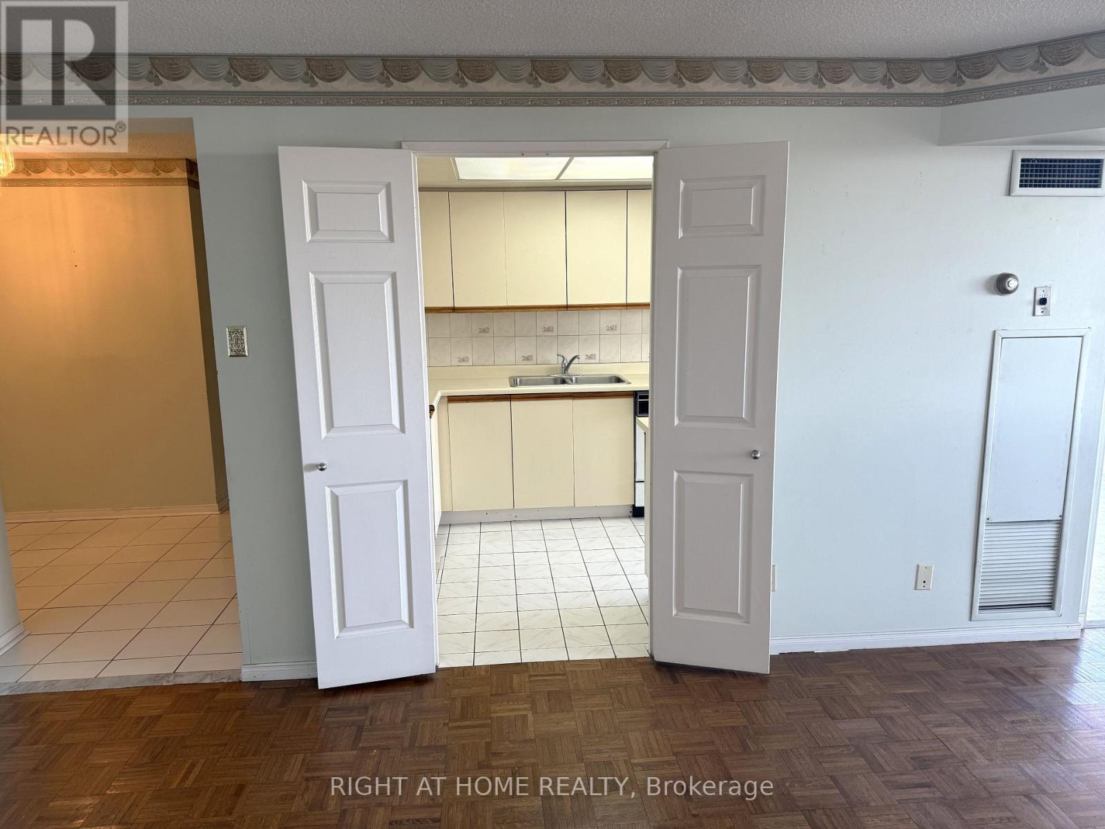 803 - 1111 Bough Beeches Boulevard, Mississauga, Ontario  L4W 4N1 - Photo 16 - W12725714