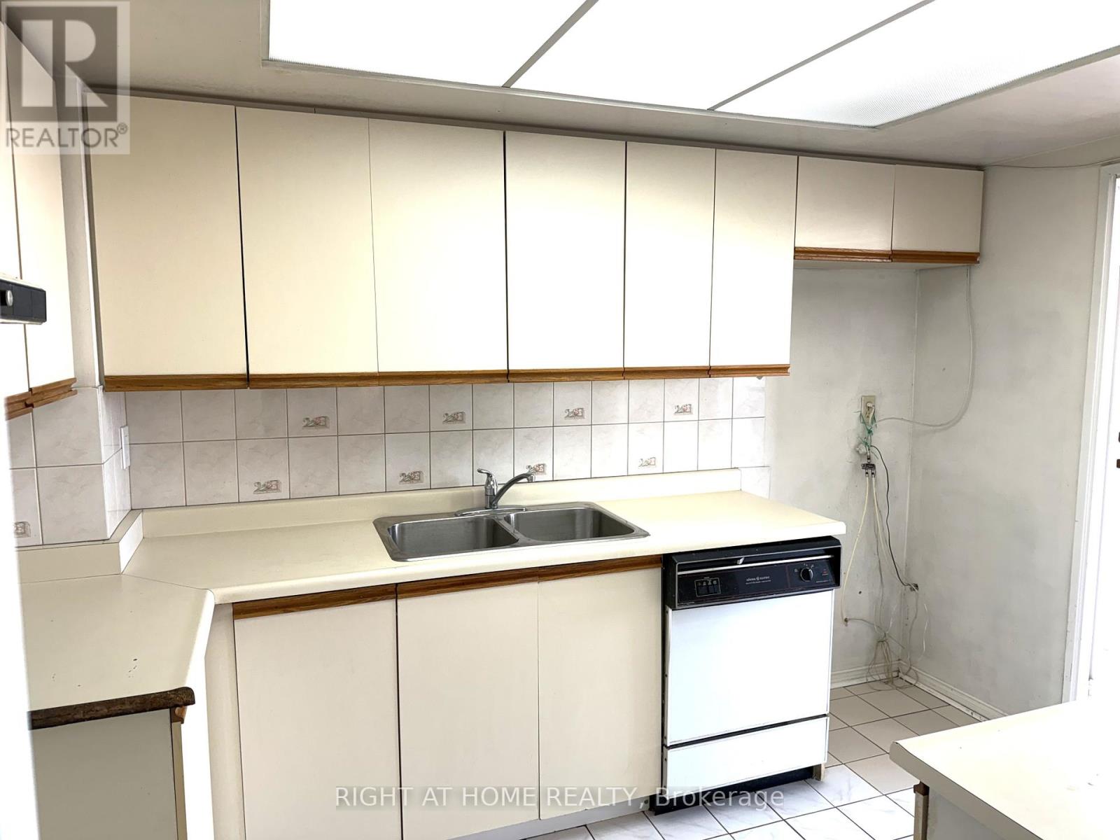 803 - 1111 Bough Beeches Boulevard, Mississauga, Ontario  L4W 4N1 - Photo 17 - W12725714