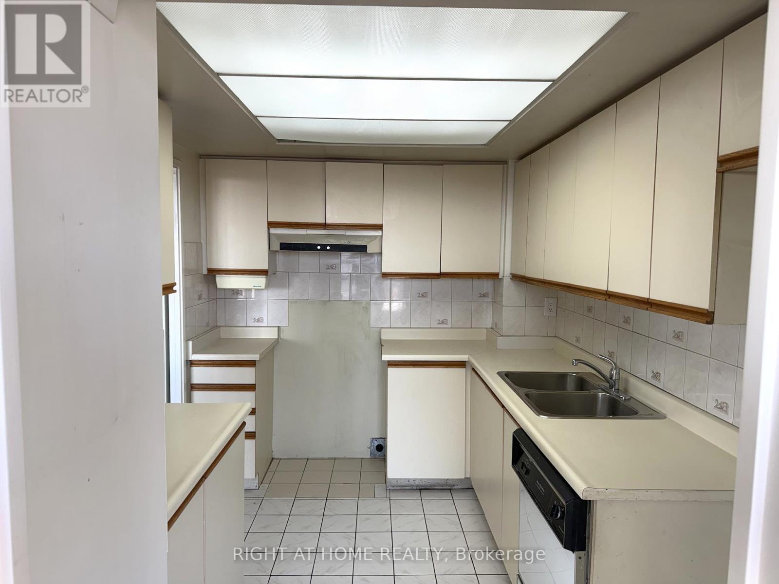 803 - 1111 Bough Beeches Boulevard, Mississauga, Ontario  L4W 4N1 - Photo 18 - W12725714