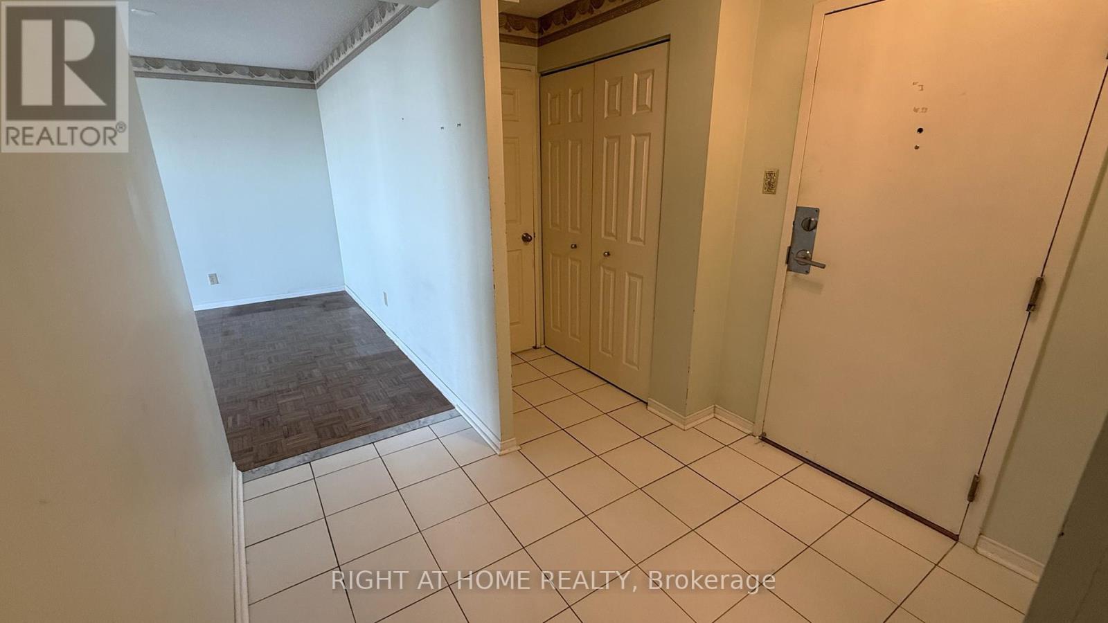 803 - 1111 Bough Beeches Boulevard, Mississauga, Ontario  L4W 4N1 - Photo 7 - W12725714