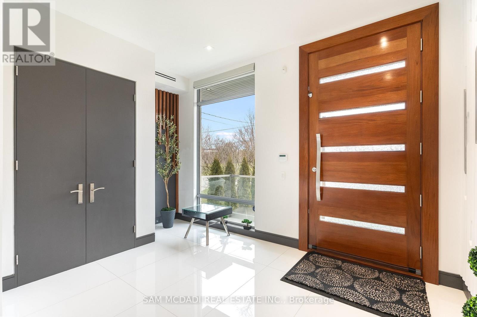 852 Goodwin Road, Mississauga, Ontario  L5G 4J7 - Photo 2 - W12725740