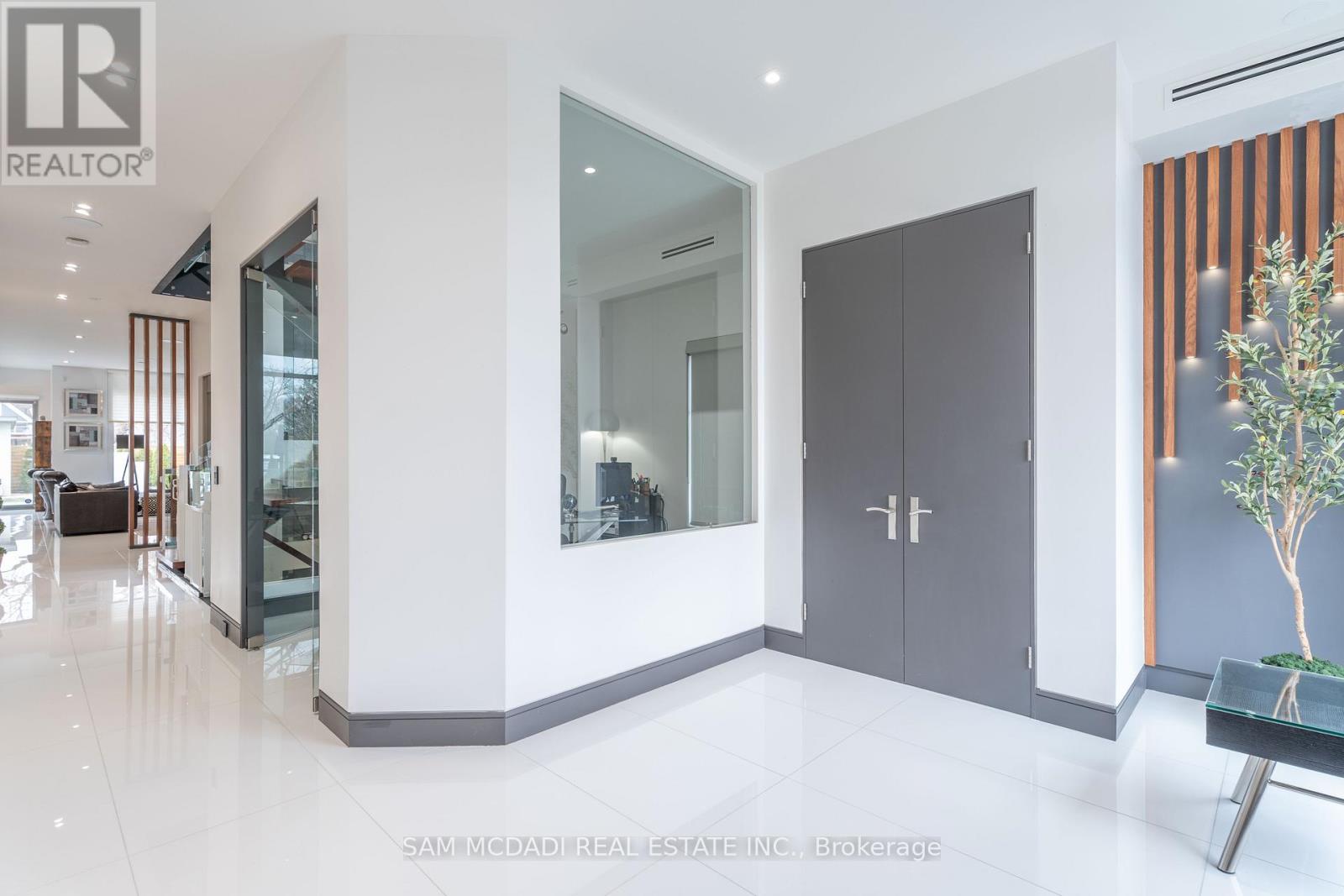 852 Goodwin Road, Mississauga, Ontario  L5G 4J7 - Photo 3 - W12725740