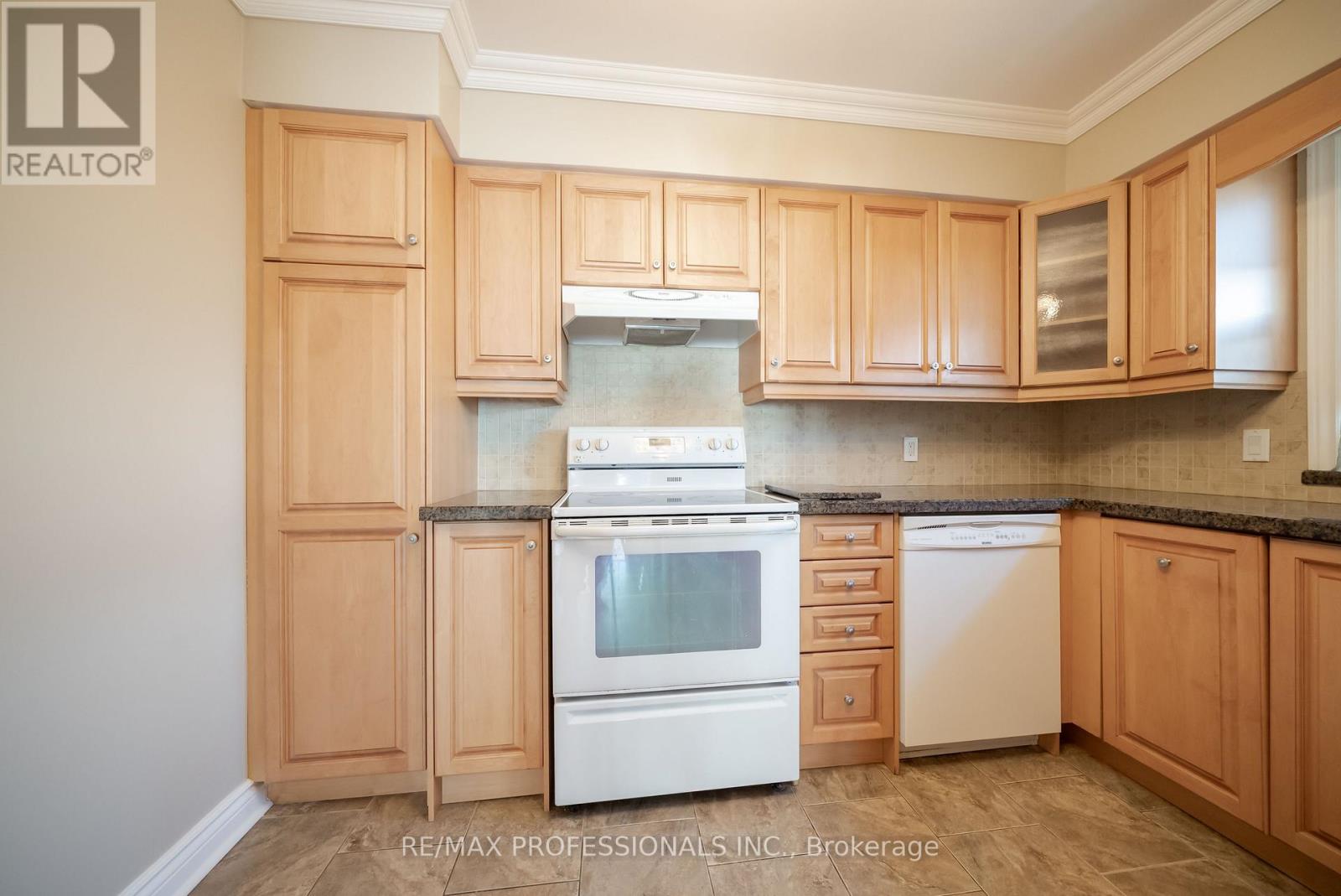 21 Lesmar Drive, Toronto, Ontario  M9B 2T9 - Photo 10 - W12725742