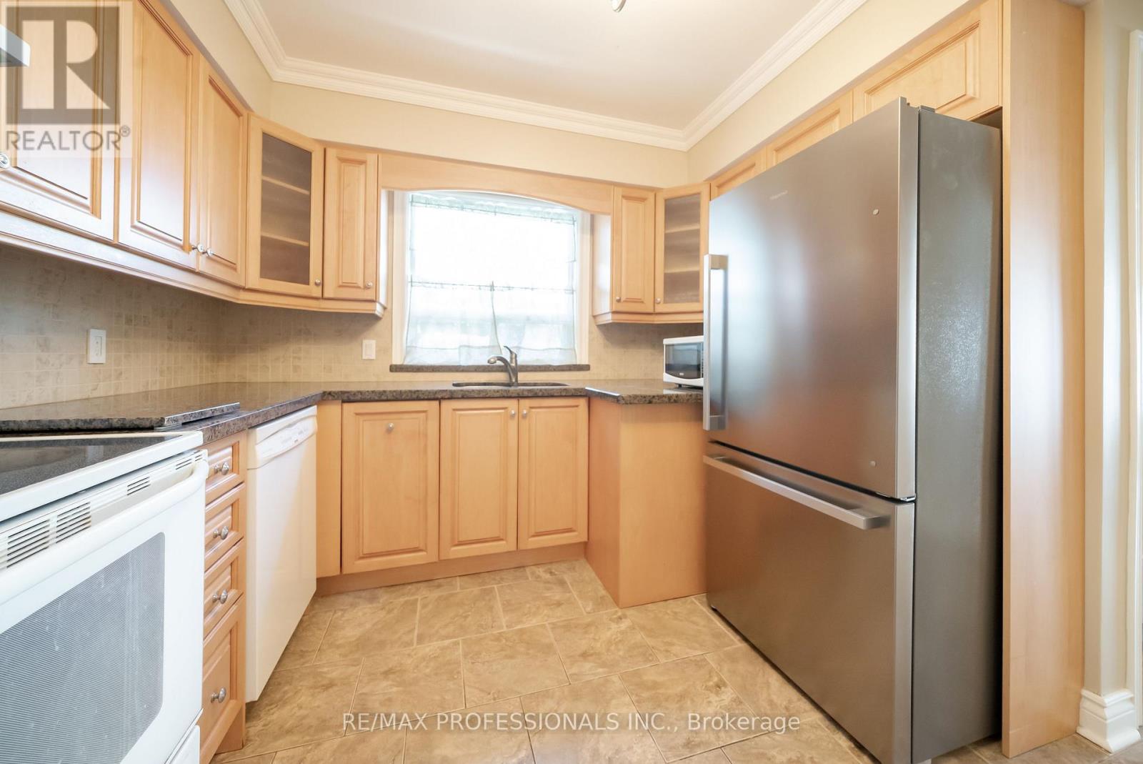 21 Lesmar Drive, Toronto, Ontario  M9B 2T9 - Photo 11 - W12725742