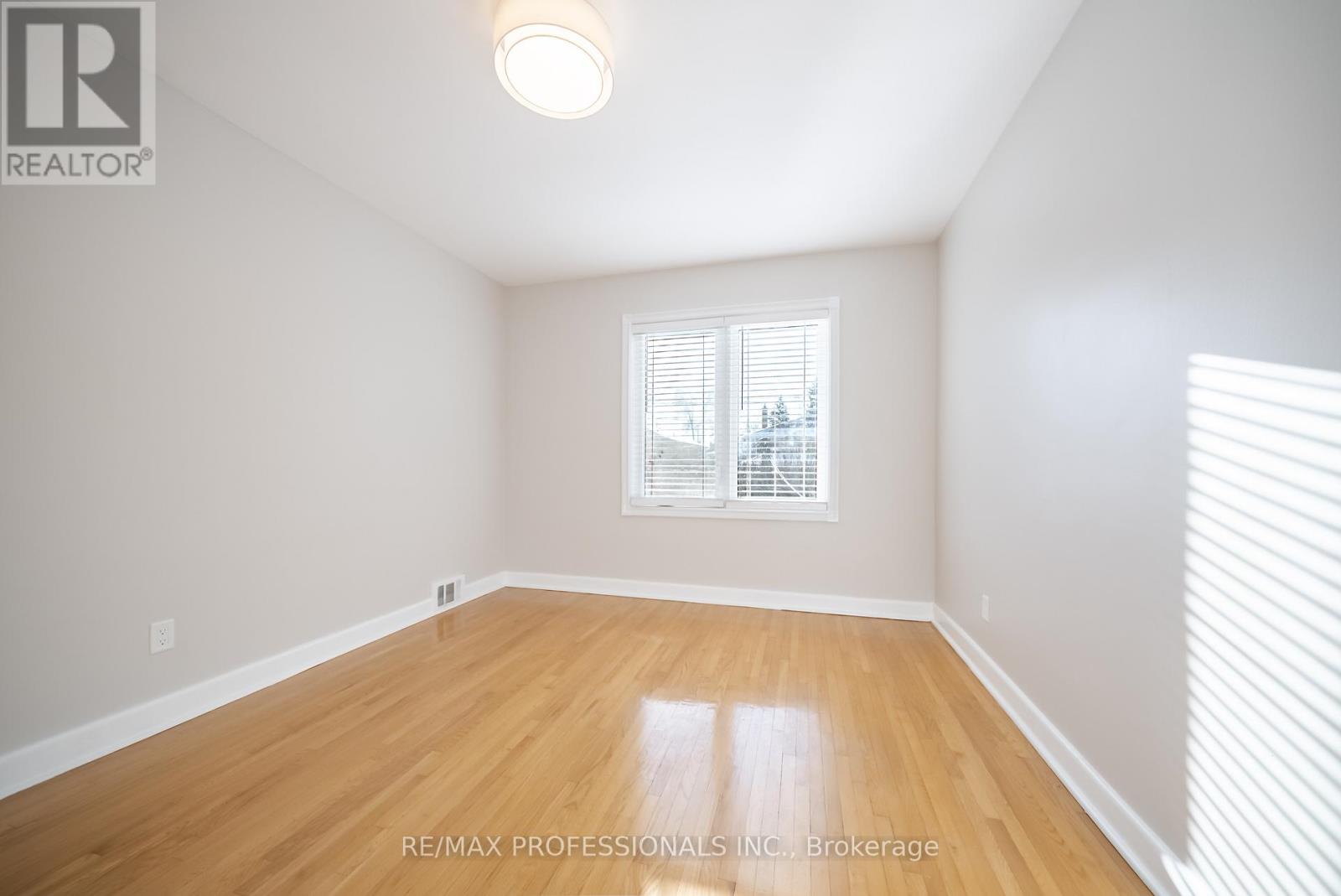 21 Lesmar Drive, Toronto, Ontario  M9B 2T9 - Photo 12 - W12725742