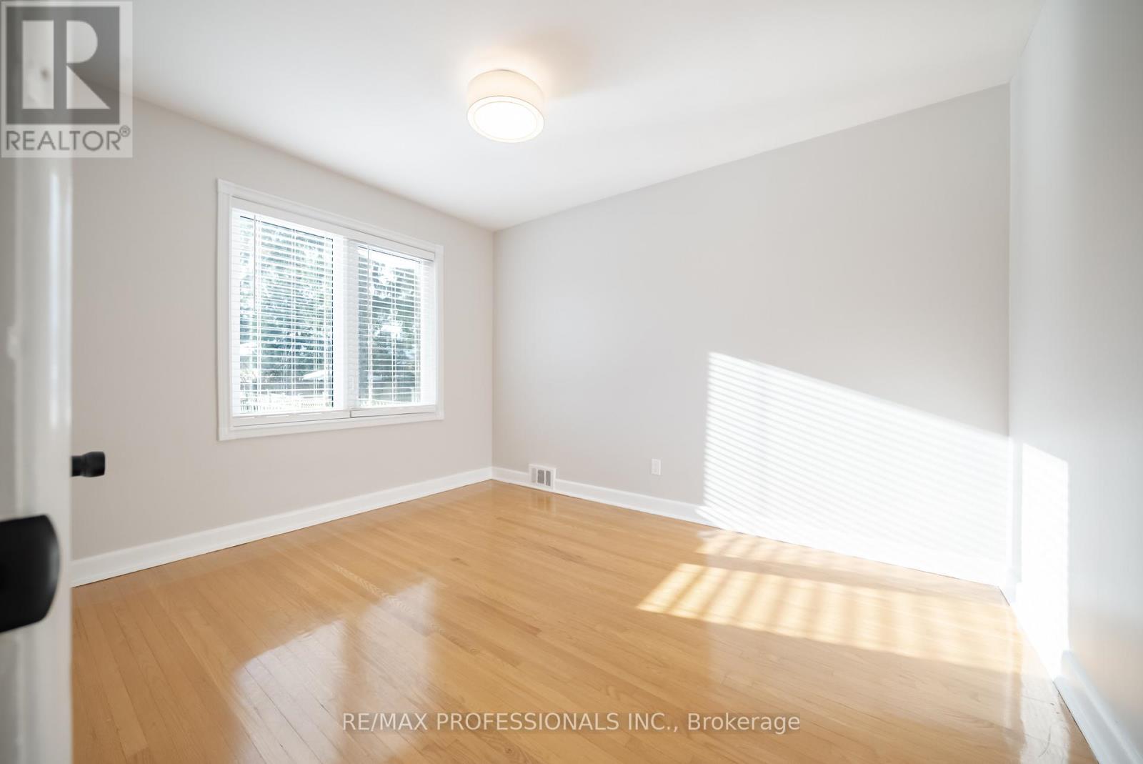 21 Lesmar Drive, Toronto, Ontario  M9B 2T9 - Photo 15 - W12725742