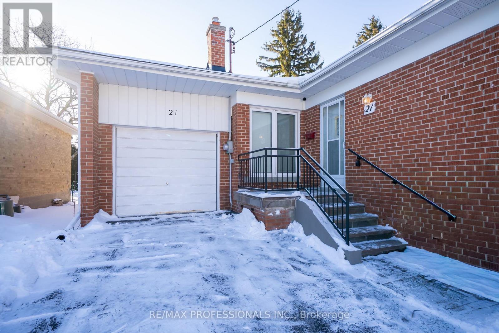 21 Lesmar Drive, Toronto, Ontario  M9B 2T9 - Photo 2 - W12725742
