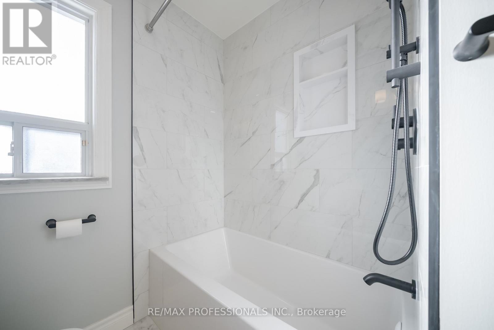 21 Lesmar Drive, Toronto, Ontario  M9B 2T9 - Photo 20 - W12725742