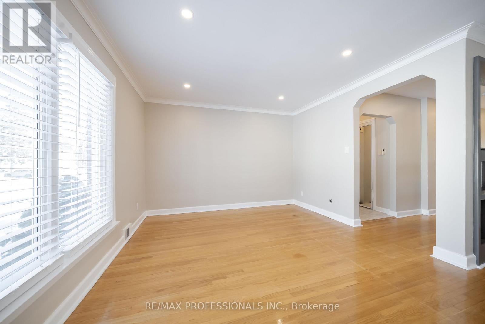 21 Lesmar Drive, Toronto, Ontario  M9B 2T9 - Photo 3 - W12725742