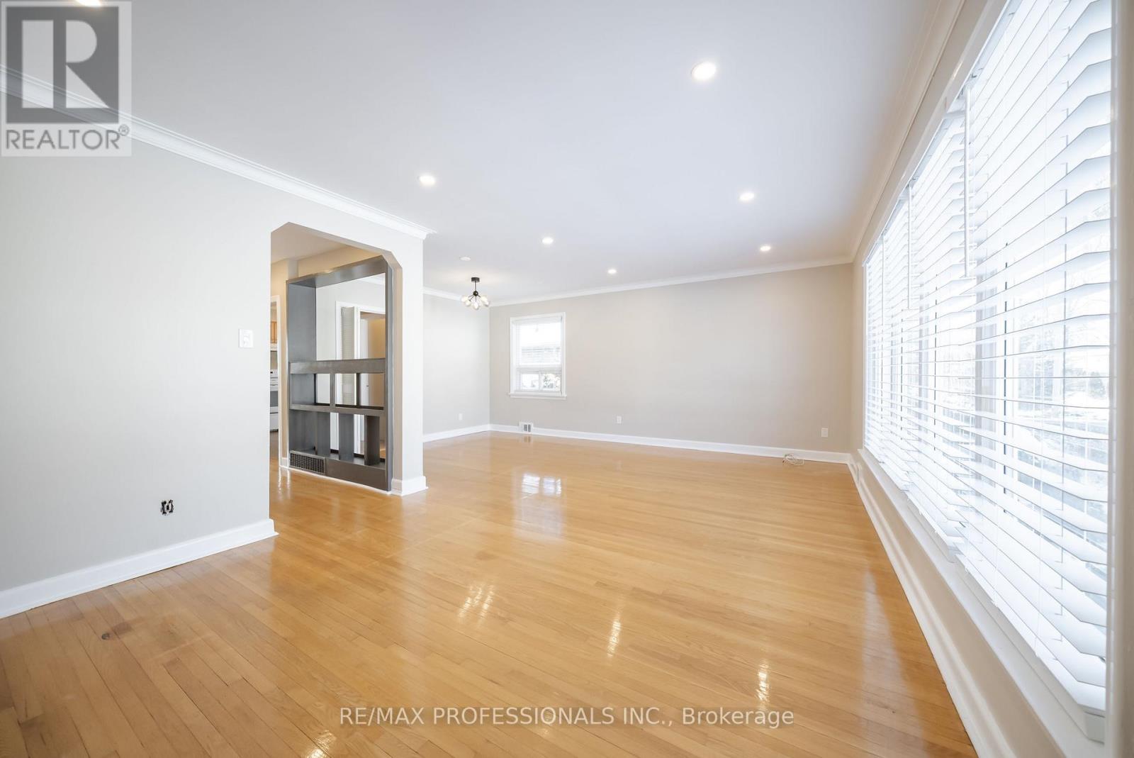 21 Lesmar Drive, Toronto, Ontario  M9B 2T9 - Photo 4 - W12725742