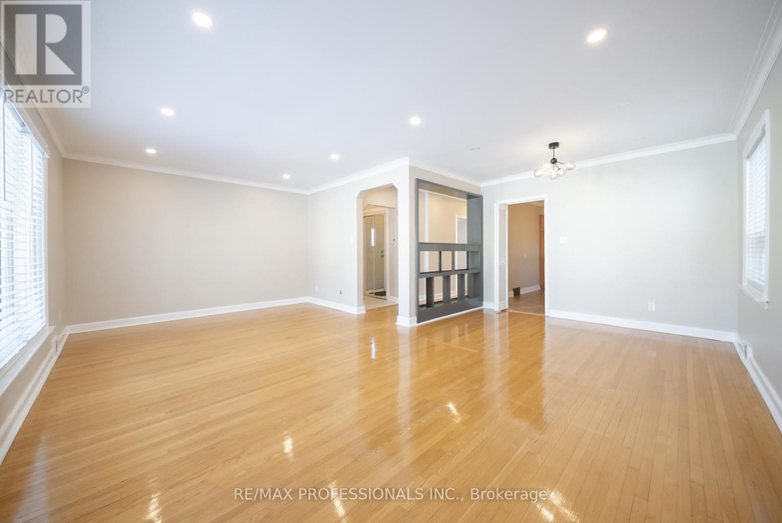 21 Lesmar Drive, Toronto, Ontario  M9B 2T9 - Photo 5 - W12725742