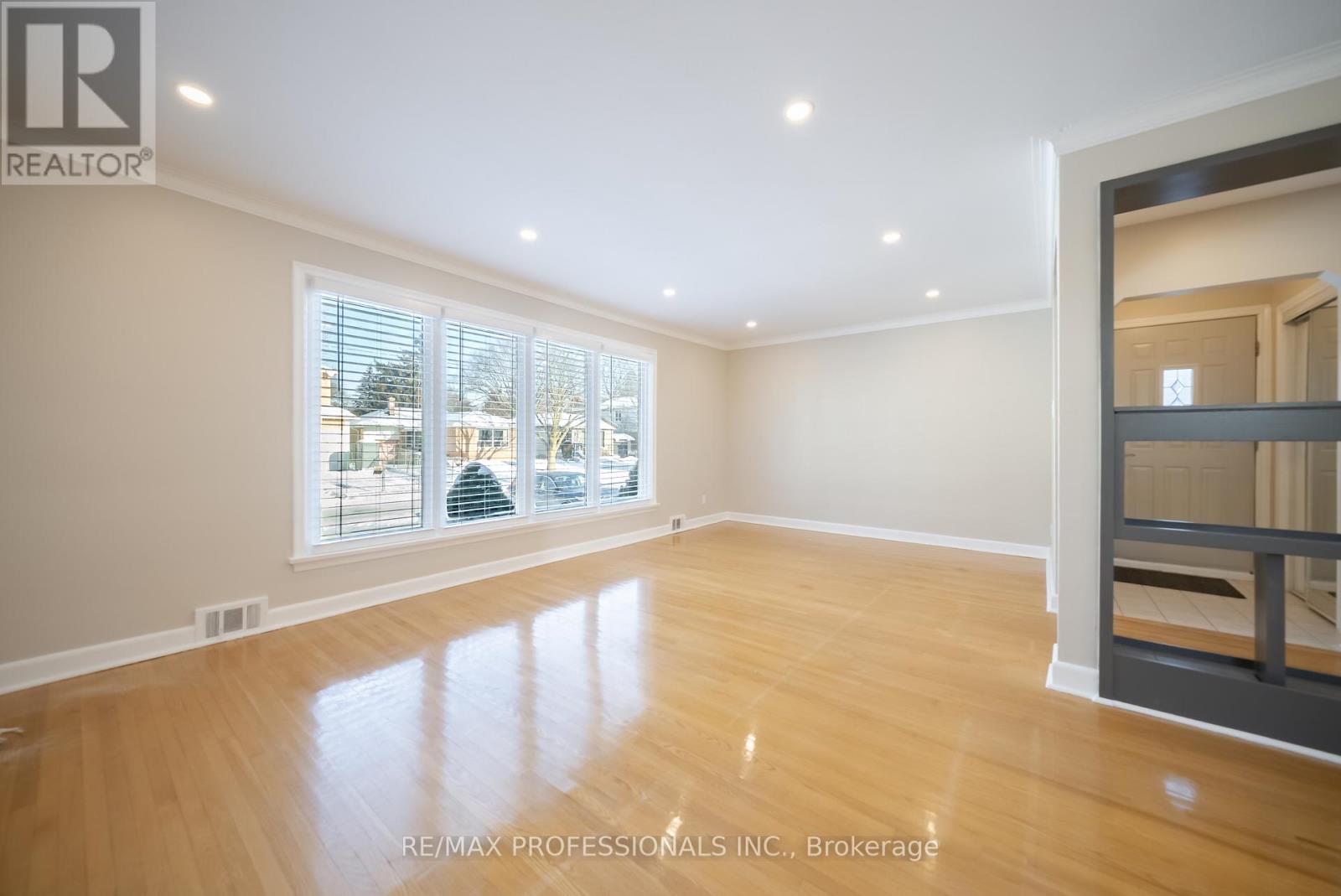 21 Lesmar Drive, Toronto, Ontario  M9B 2T9 - Photo 6 - W12725742