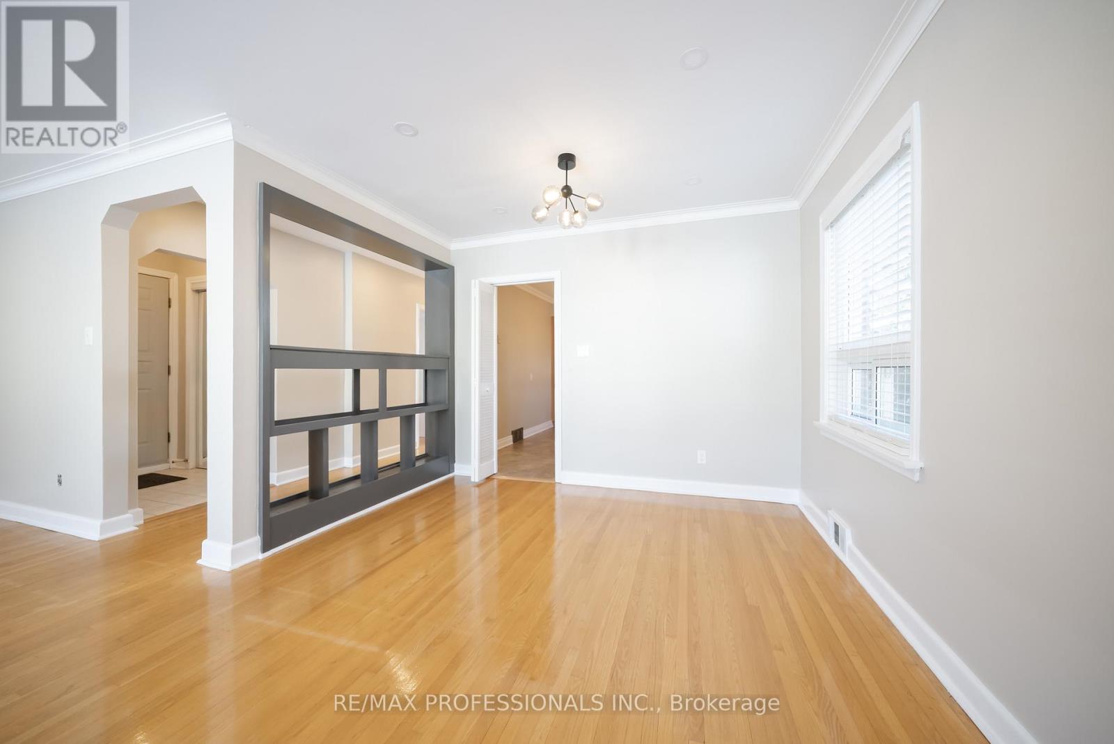 21 Lesmar Drive, Toronto, Ontario  M9B 2T9 - Photo 7 - W12725742