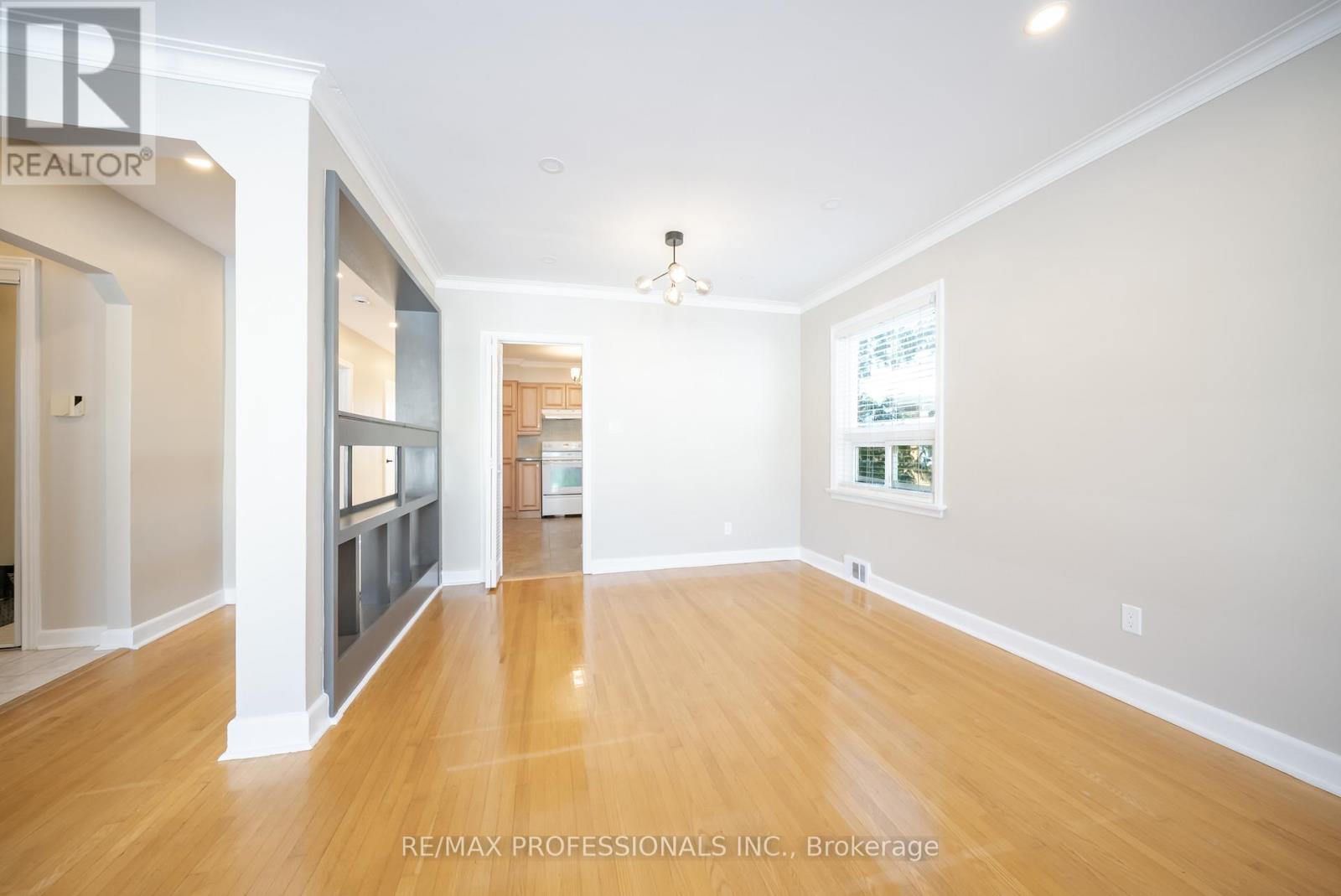 21 Lesmar Drive, Toronto, Ontario  M9B 2T9 - Photo 8 - W12725742