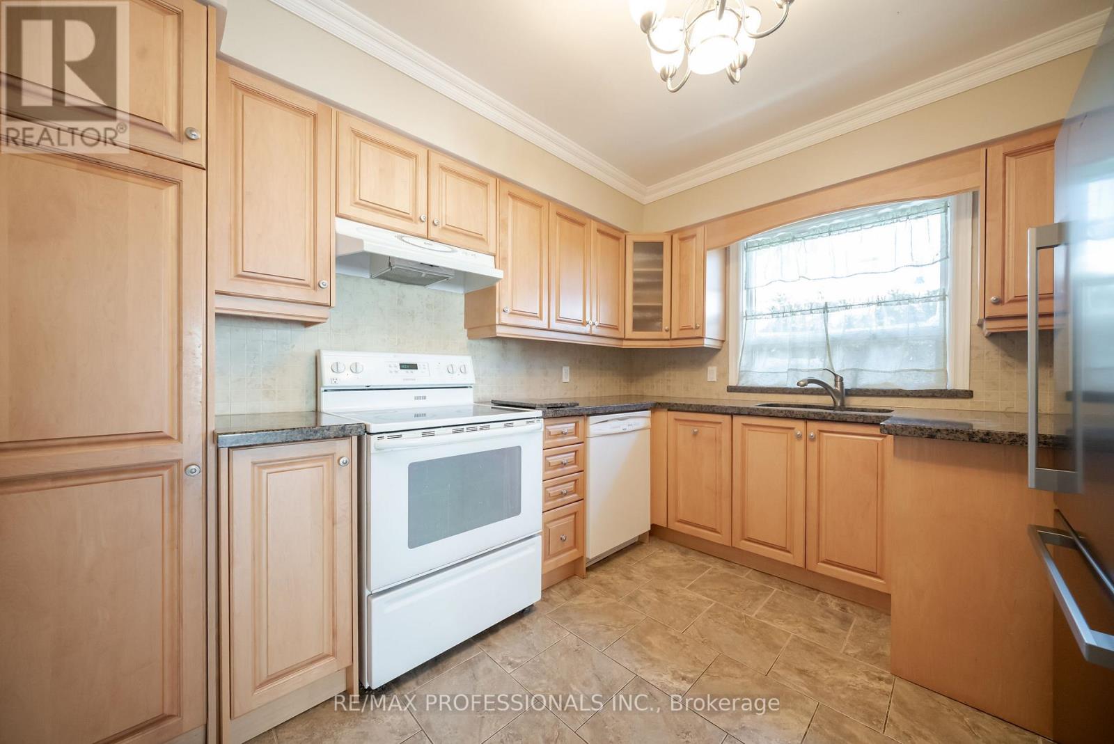 21 Lesmar Drive, Toronto, Ontario  M9B 2T9 - Photo 9 - W12725742