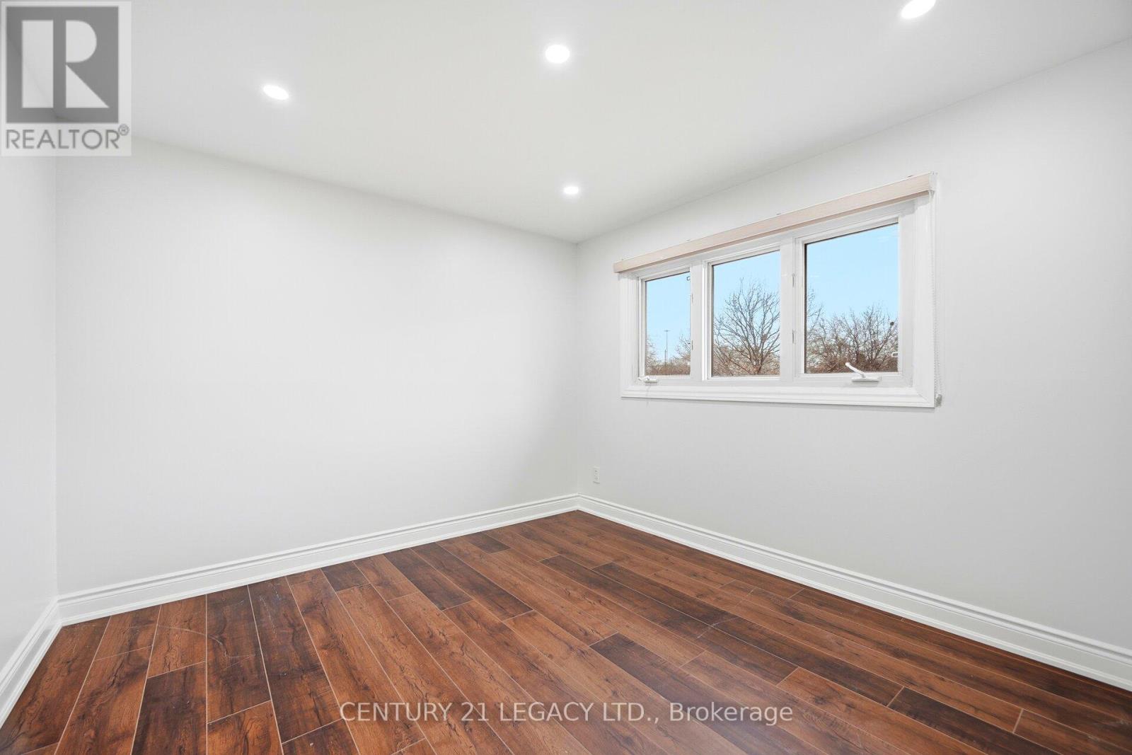 3 Deanefield Crescent, Toronto, Ontario  M9B 3B2 - Photo 28 - W12725778