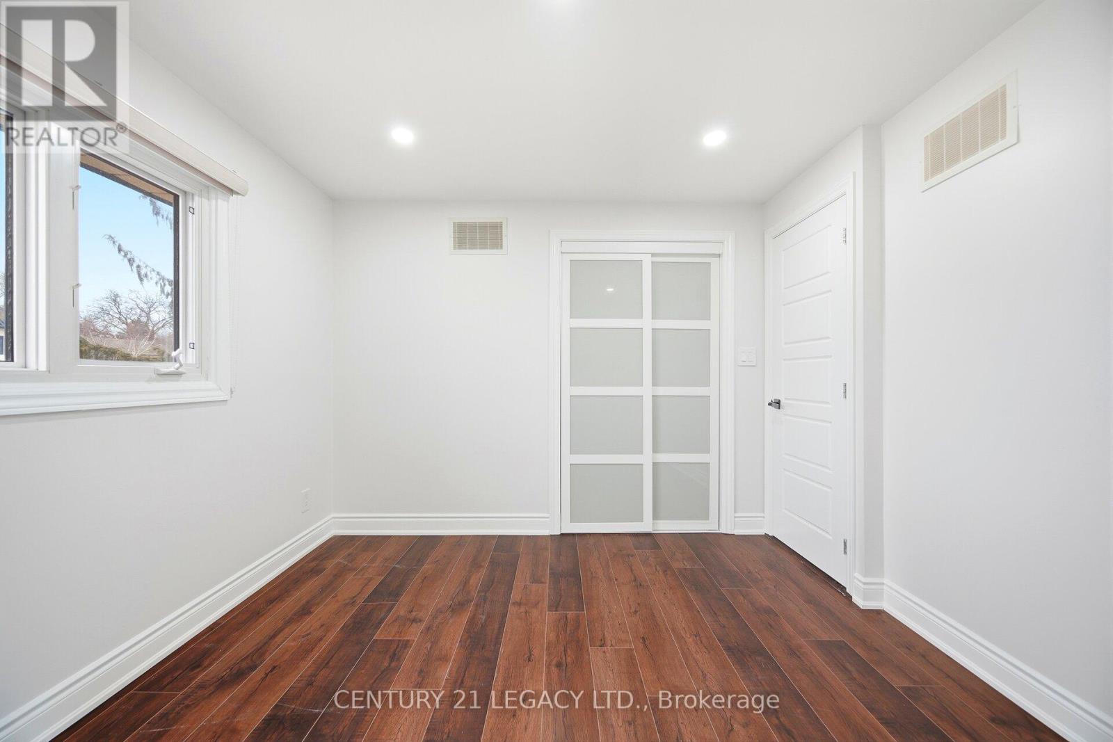 3 Deanefield Crescent, Toronto, Ontario  M9B 3B2 - Photo 29 - W12725778