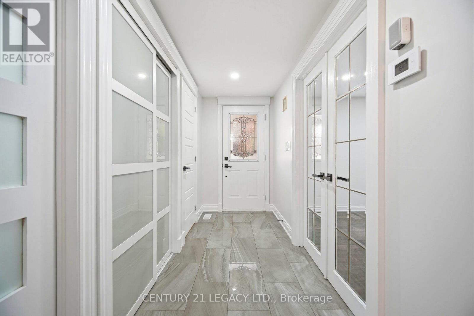 3 Deanefield Crescent, Toronto, Ontario  M9B 3B2 - Photo 5 - W12725778