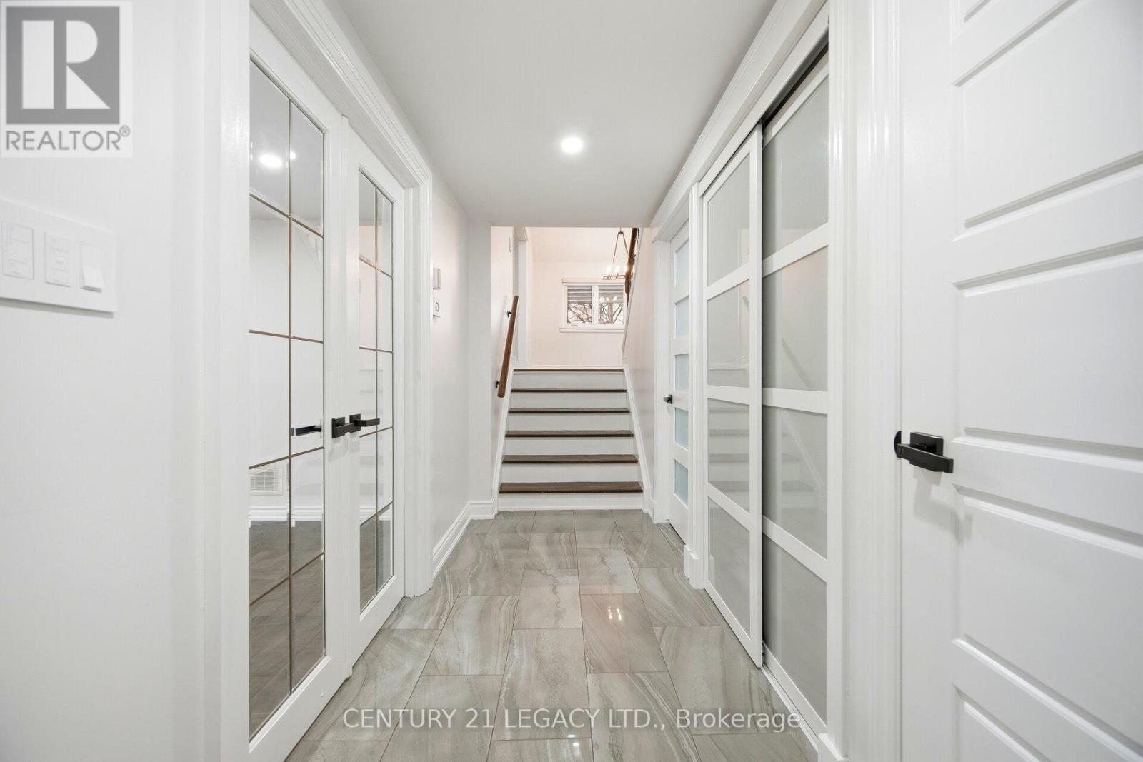 3 Deanefield Crescent, Toronto, Ontario  M9B 3B2 - Photo 6 - W12725778