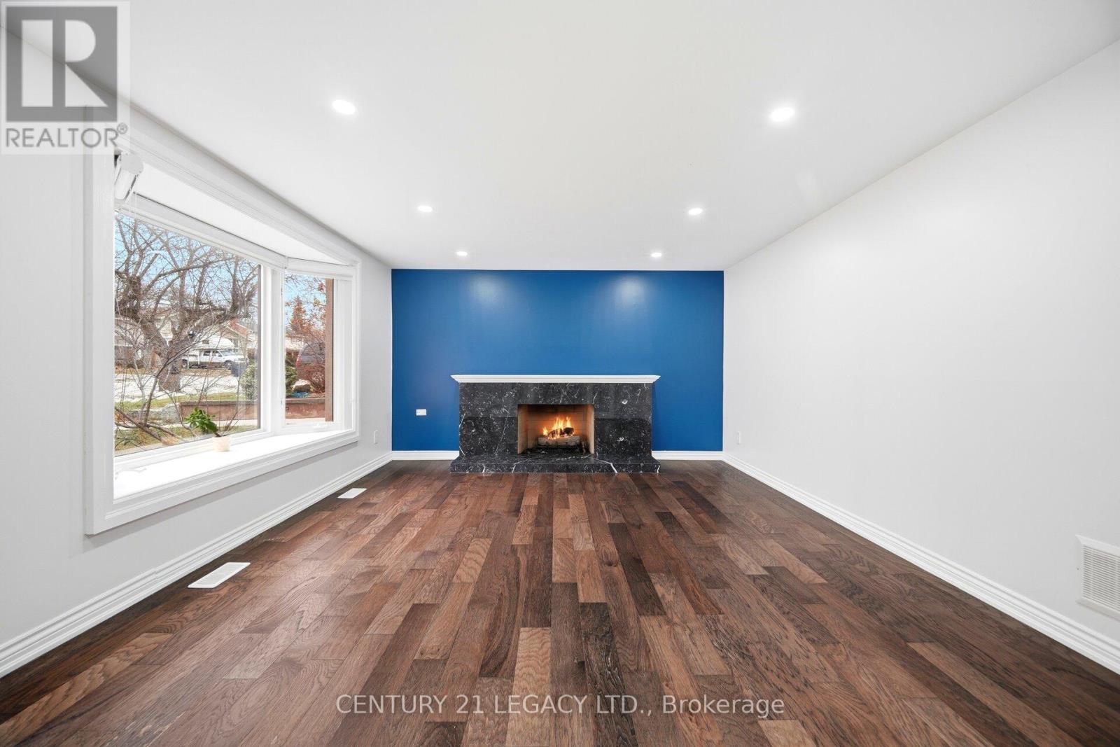 3 Deanefield Crescent, Toronto, Ontario  M9B 3B2 - Photo 7 - W12725778