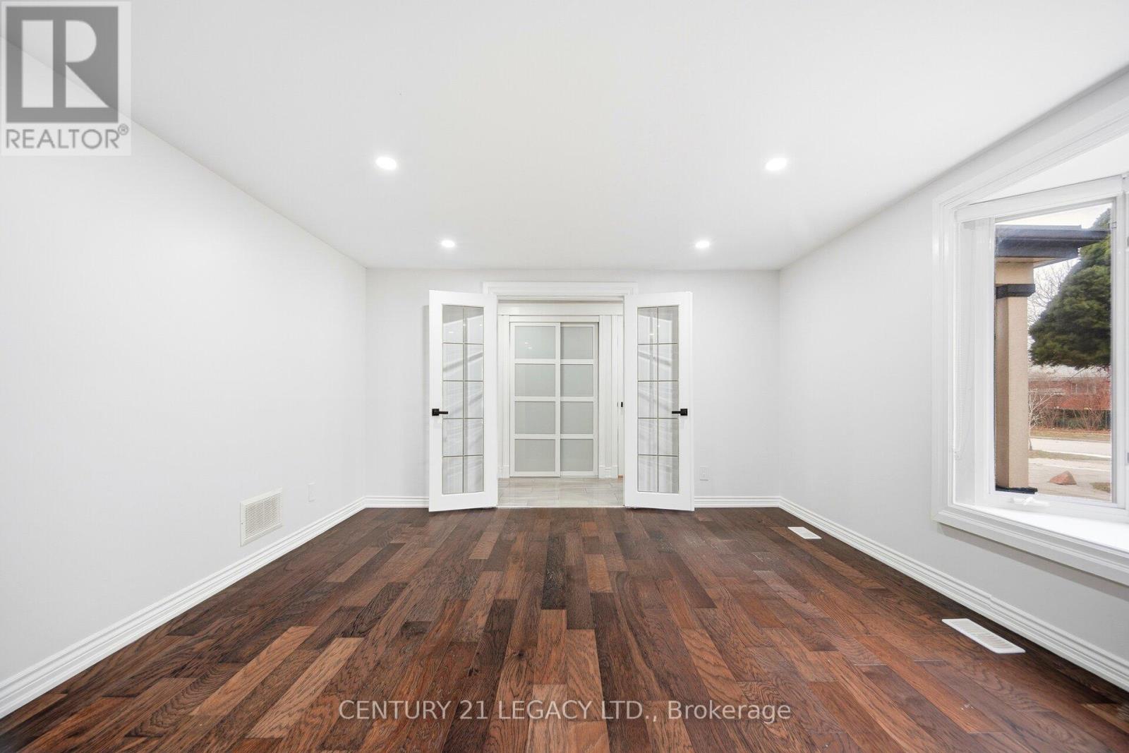 3 Deanefield Crescent, Toronto, Ontario  M9B 3B2 - Photo 9 - W12725778