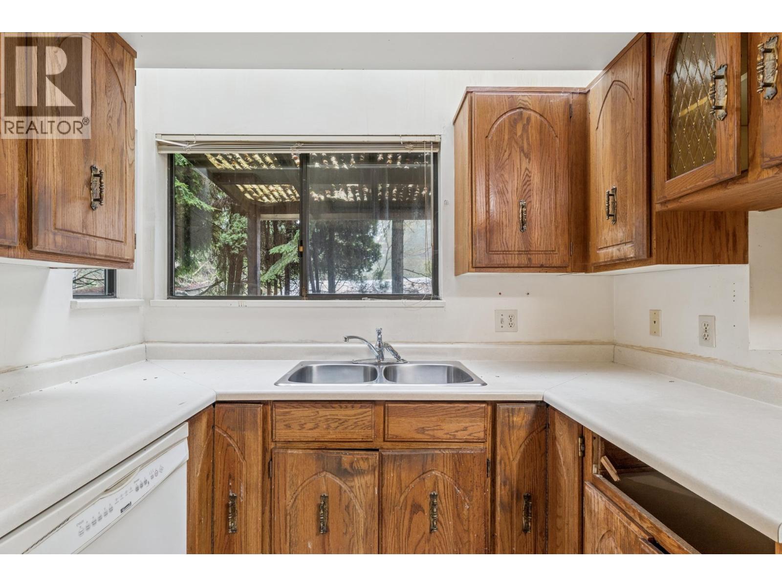 1494 Ross Road, North Vancouver, British Columbia  V7J 1V2 - Photo 12 - R3082677