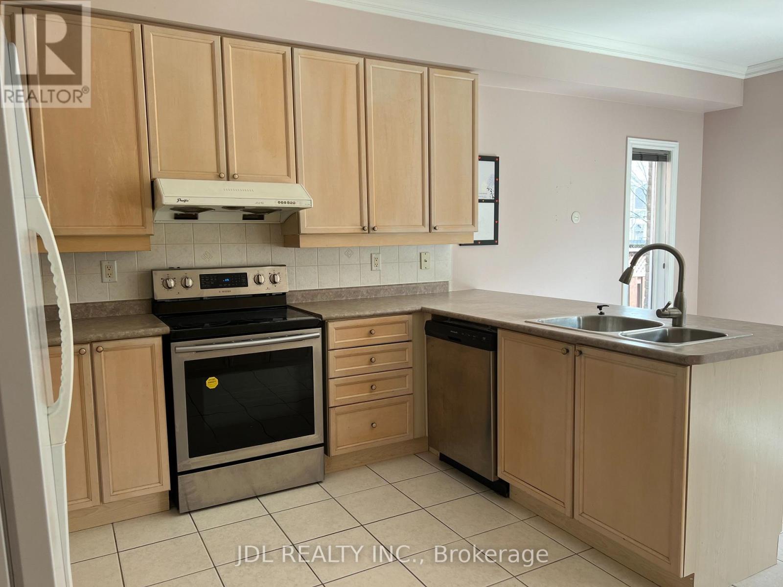 105 Elmrill Road, Markham, Ontario  L6C 2Y4 - Photo 3 - N12725944