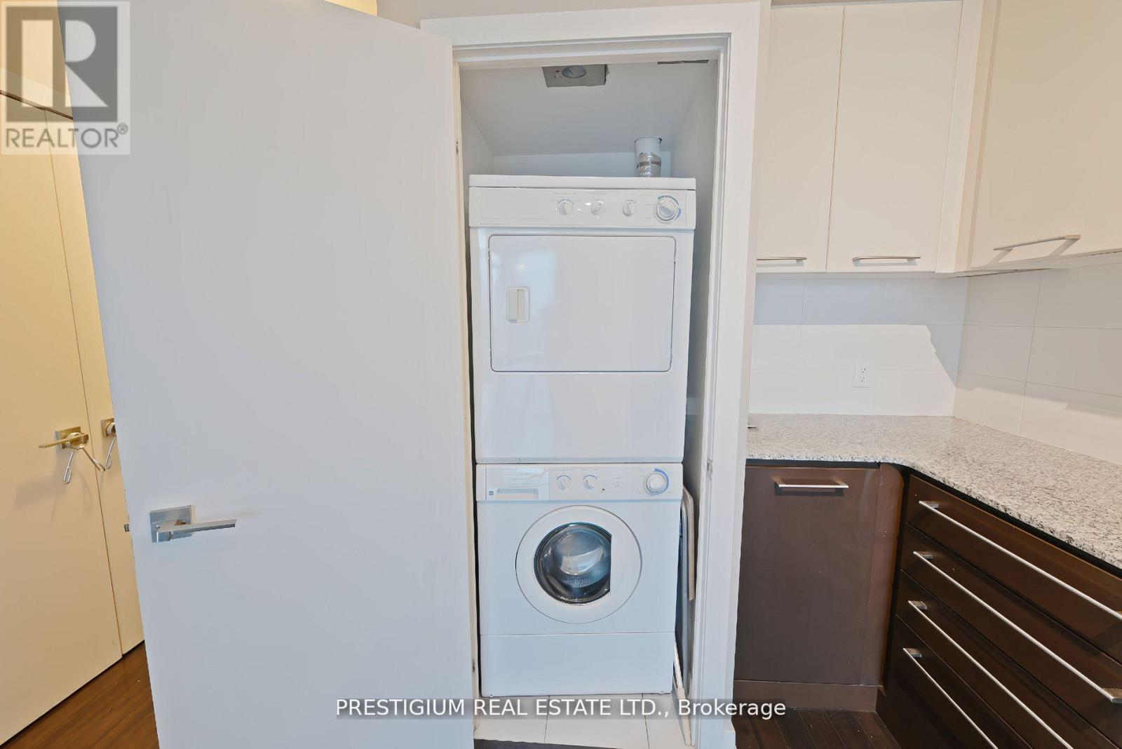 2703 - 770 Bay Street, Toronto, Ontario  M5G 0A6 - Photo 11 - C12705278