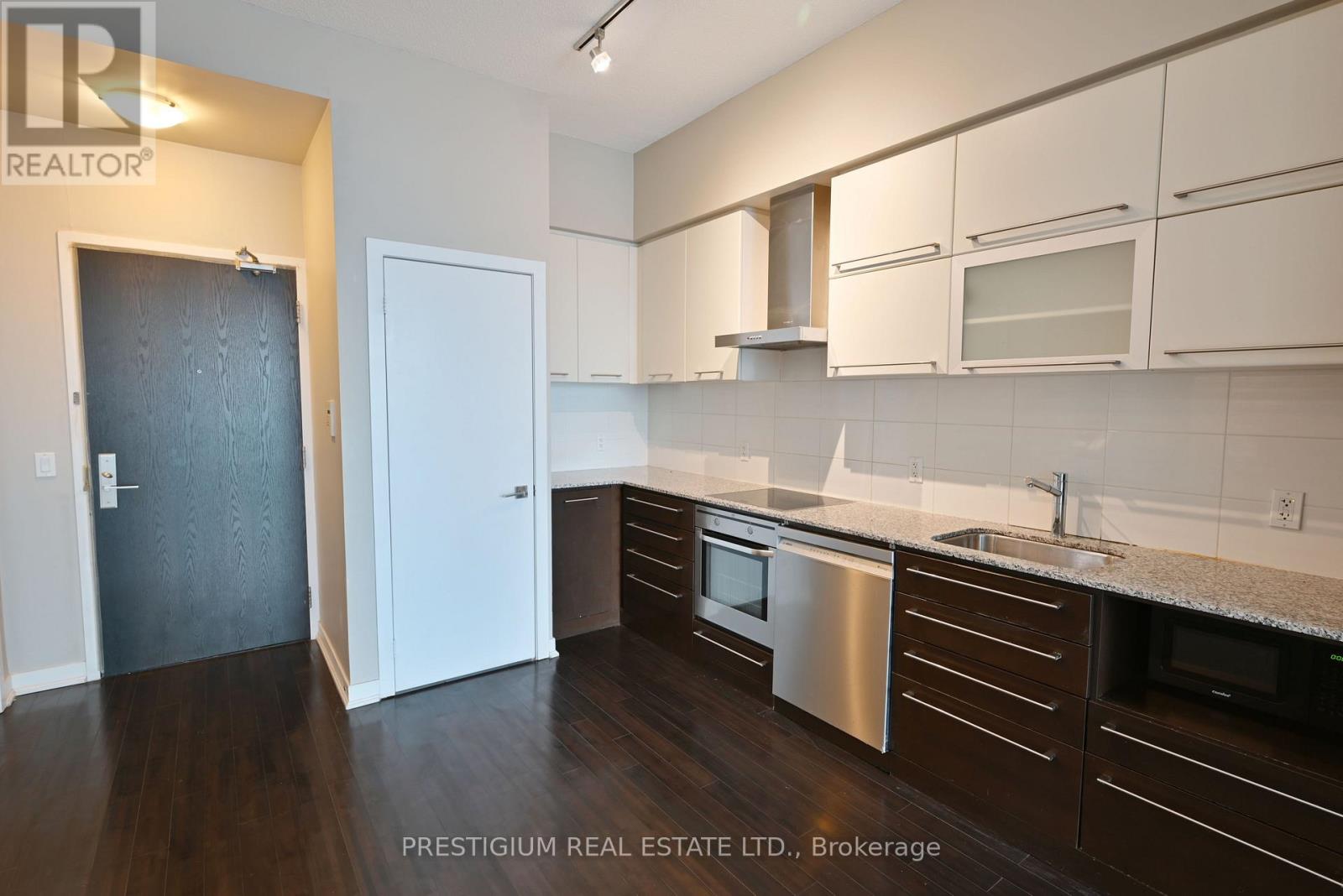 2703 - 770 Bay Street, Toronto, Ontario  M5G 0A6 - Photo 5 - C12705278