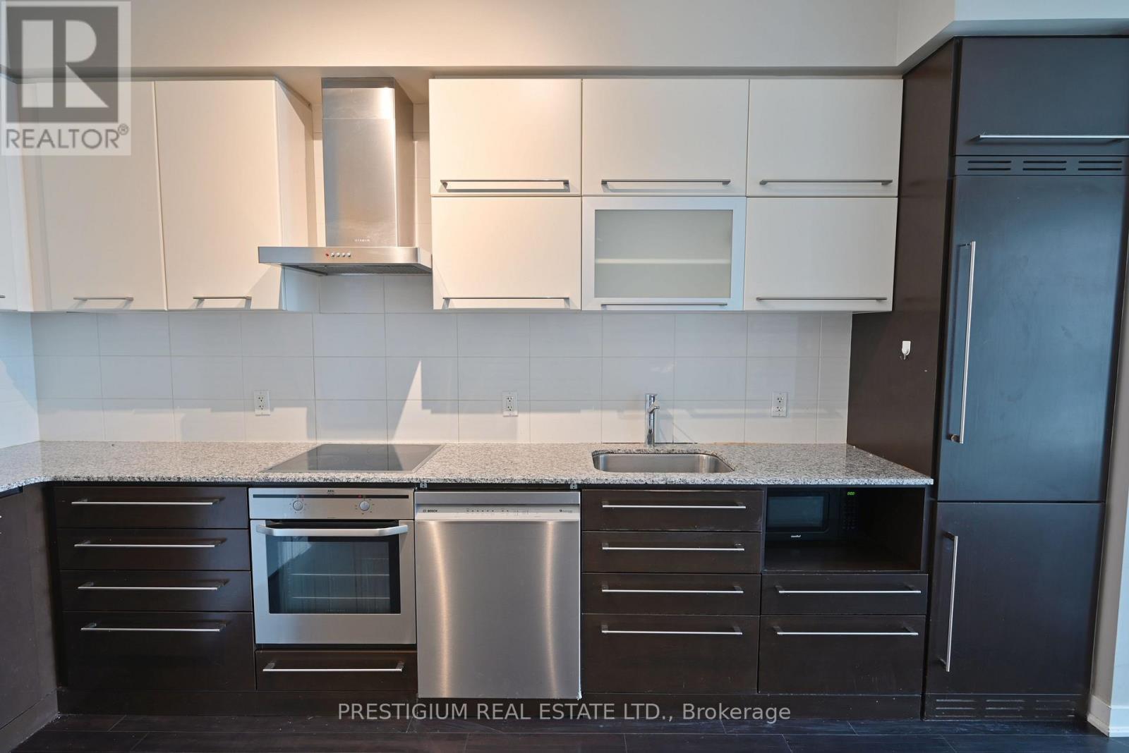 2703 - 770 Bay Street, Toronto, Ontario  M5G 0A6 - Photo 4 - C12705278