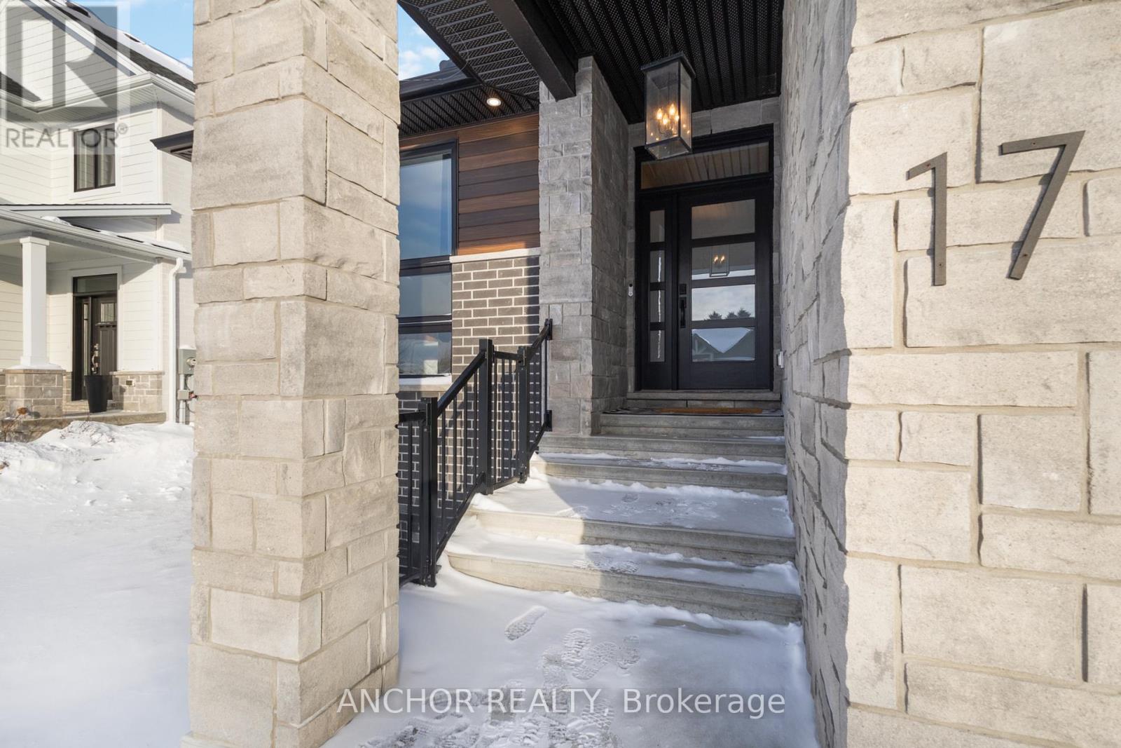 17 Kemp Crescent, Strathroy-Caradoc, Ontario  N7G 0G3 - Photo 3 - X12726130