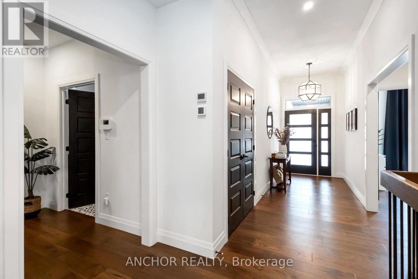 17 Kemp Crescent, Strathroy-Caradoc, Ontario  N7G 0G3 - Photo 4 - X12726130