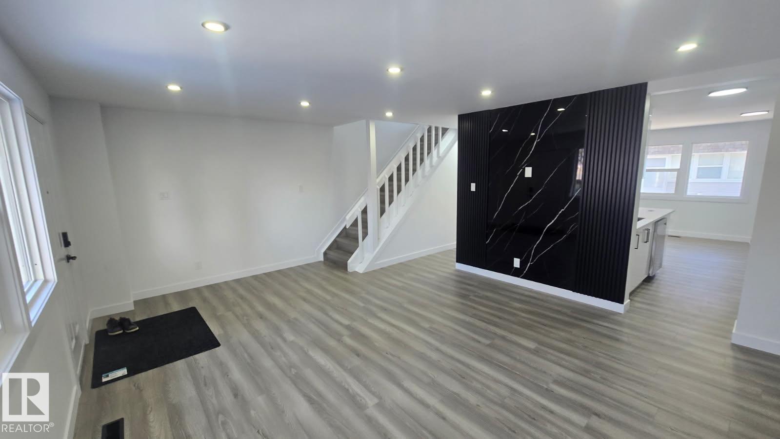 222 Village On The Green Gr Nw, Edmonton, Alberta  T5A 1H2 - Photo 2 - E4470931