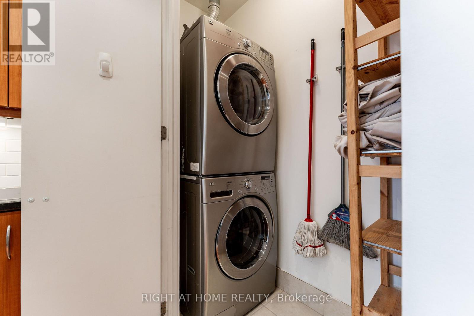 402 - 48 St Clair Avenue W, Toronto, Ontario  M4V 2Z2 - Photo 19 - C12726020